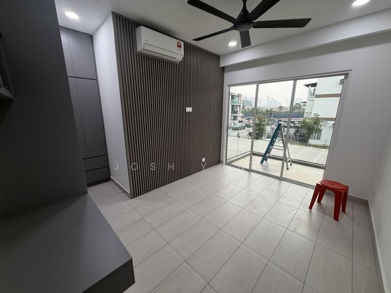 Rumah Teres 3-Tingkat untuk Dijual di Petaling Jaya (Selangor) - Josh Yong - Living Room - PropertyGuru.com.my