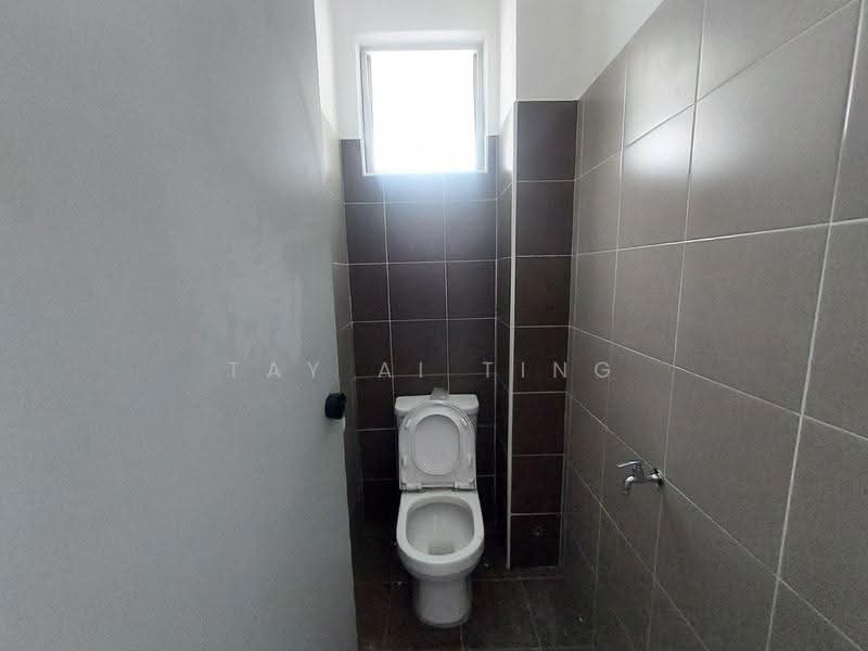 Kilang untuk Dijual di Taman Desa Cemerlang (Ulu Tiram) - Tay Ai Ting - Bathroom - PropertyGuru.com.my