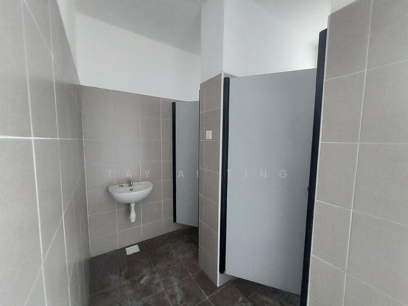 Kilang untuk Dijual di Taman Desa Cemerlang (Ulu Tiram) - Tay Ai Ting - Bathroom - PropertyGuru.com.my