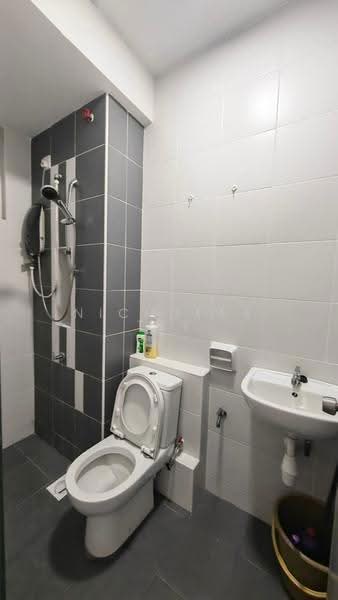 Service Residence for Sale at D'Ambience Residences (Pangsapuri Ikatan Flora) - Nicholas Tey - Bathroom - PropertyGuru.com.my