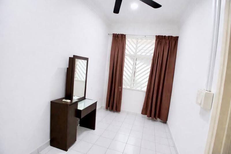 1-storey Terraced House for Sale in Taman Molek (Johor Bahru) - Yik Tat - Bedroom - PropertyGuru.com.my