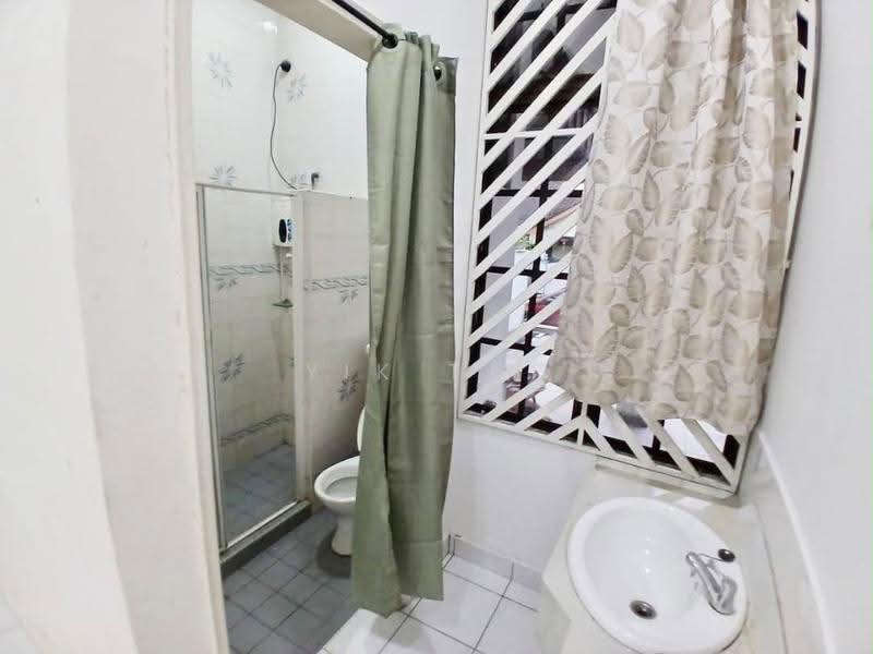 1-storey Terraced House for Sale in Taman Molek (Johor Bahru) - Yik Tat - Bathroom - PropertyGuru.com.my