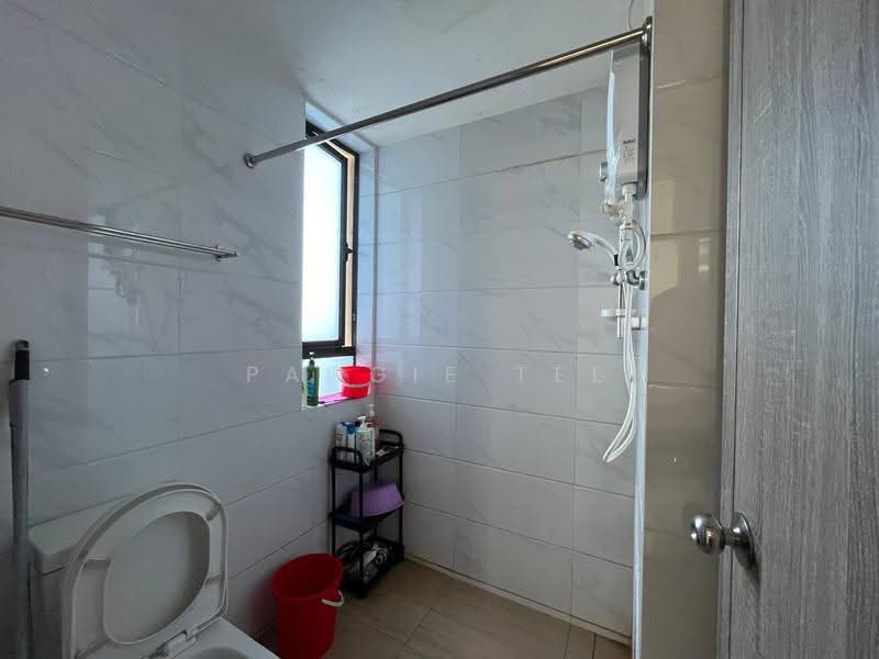 Pangsapuri untuk Dijual di Country Garden Central Park - Paggie Tee - Bathroom - PropertyGuru.com.my