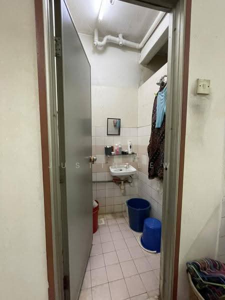 Pangsapuri untuk Dijual di Sri Anggerik 1 - Justin Lew - Bathroom - PropertyGuru.com.my