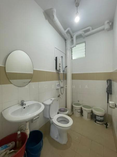 Pangsapuri untuk Dijual di Kipark Apartment - Alice Chia - Bathroom - PropertyGuru.com.my