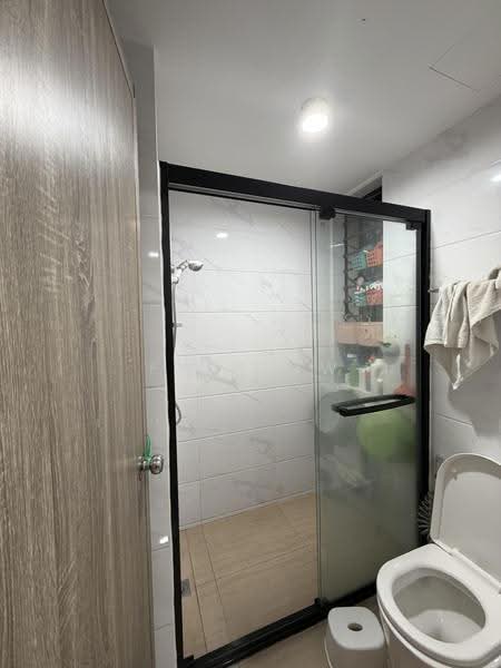 Kediaman Servis untuk Dijual di Country Garden Central Park - Finn Aw - Bathroom - PropertyGuru.com.my