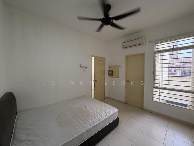 Townhouse for Sale in Taman Desa Serdang (Seri Kembangan) - Johnny Leong - Bedroom - PropertyGuru.com.my