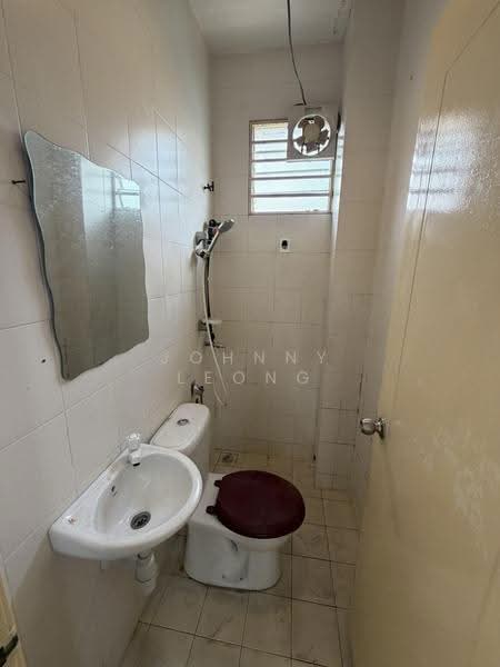 Townhouse for Sale in Taman Desa Serdang (Seri Kembangan) - Johnny Leong - Bathroom - PropertyGuru.com.my