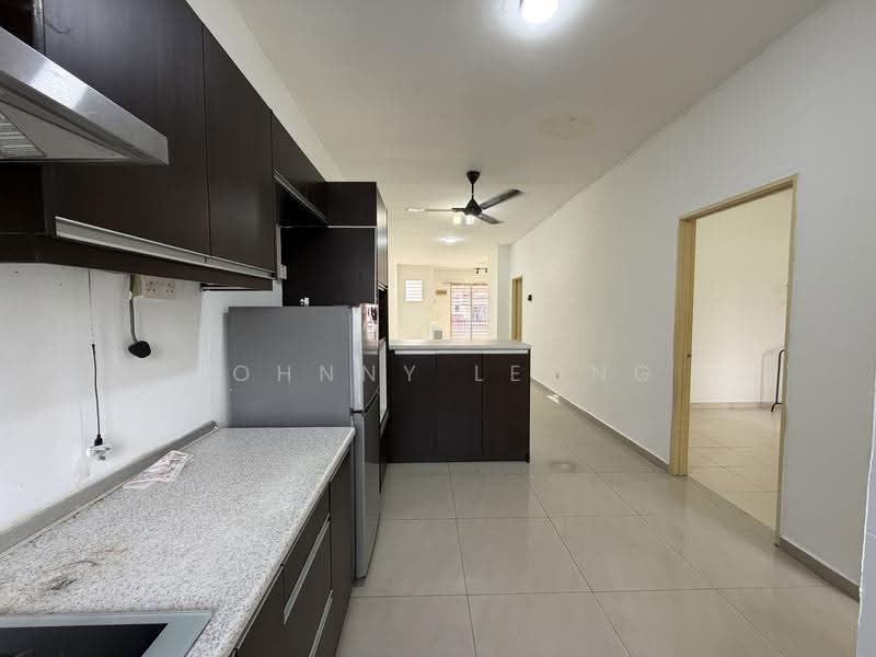 Townhouse for Sale in Taman Desa Serdang (Seri Kembangan) - Johnny Leong - Kitchen - PropertyGuru.com.my