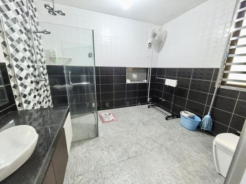 Semi-Detached House for Sale in Nusa Duta (Iskandar Puteri (Nusajaya)) - Yik Tat - Bathroom - PropertyGuru.com.my