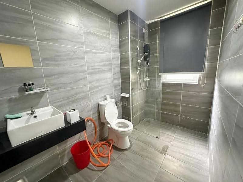 Kediaman Servis untuk Dijual di KSL Residence @ Daya - Shishi . - Bathroom - PropertyGuru.com.my