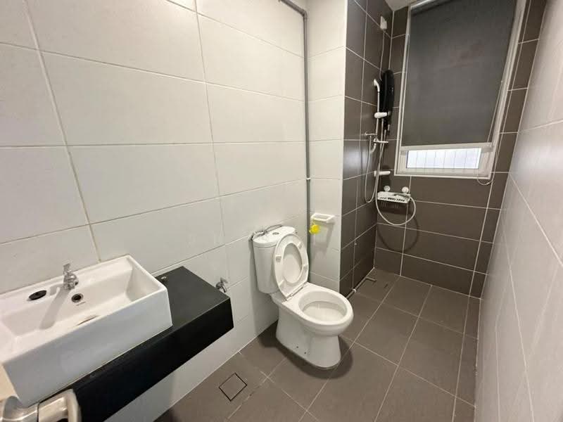 Kediaman Servis untuk Dijual di KSL Residence @ Daya - Shishi . - Bathroom - PropertyGuru.com.my