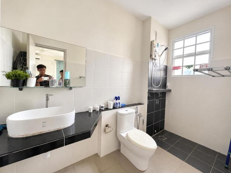 2-storey Terraced House for Sale in Bandar Baru Enstek (Bandar Enstek) - Mohd Aizat Saiful Bahri - Bathroom - PropertyGuru.com.my
