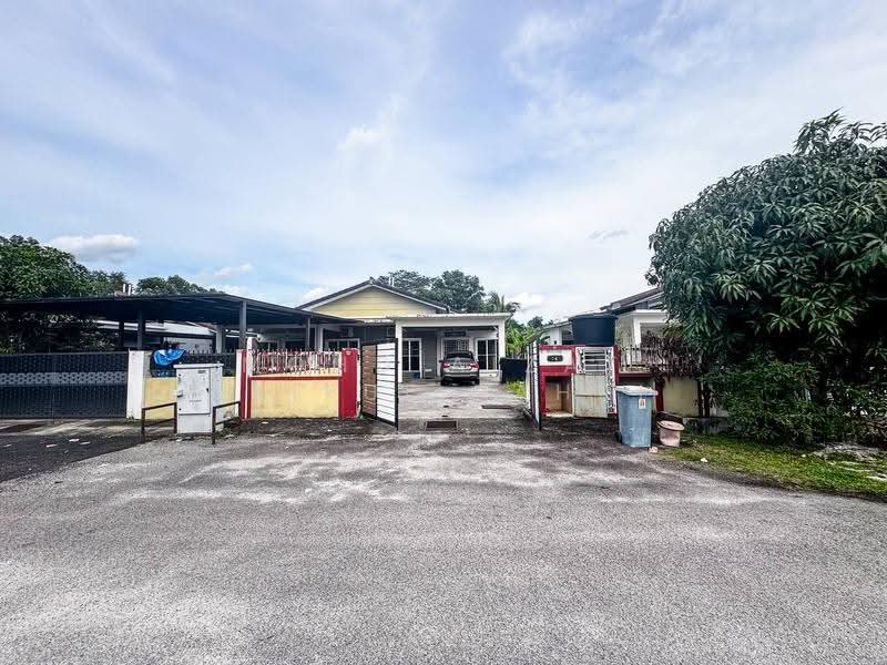 Semi-Detached House for Sale in Kampung Batu 9 Kebun Baru (Telok Panglima Garang) - Mohd Aizat Saiful Bahri - Exterior - PropertyGuru.com.my