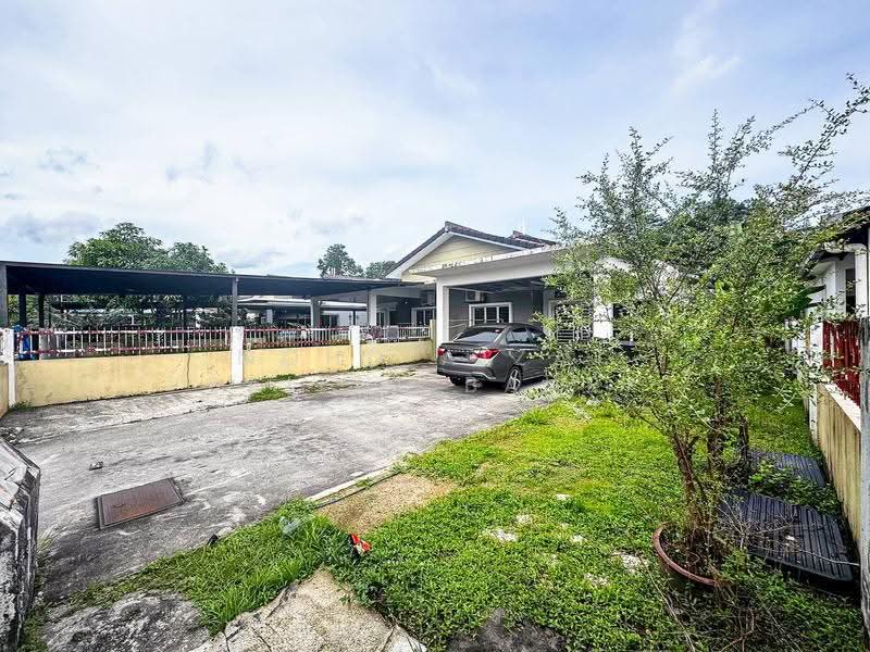 Semi-Detached House for Sale in Kampung Batu 9 Kebun Baru (Telok Panglima Garang) - Mohd Aizat Saiful Bahri - Exterior - PropertyGuru.com.my