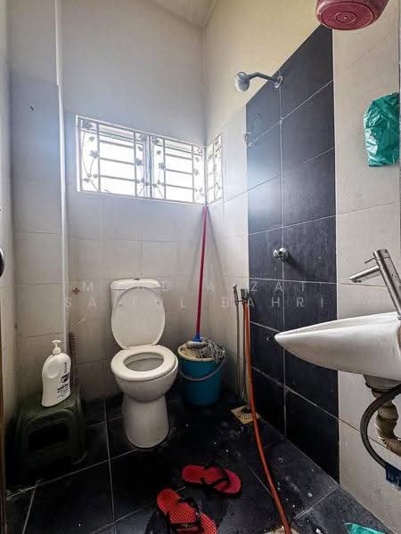 Semi-Detached House for Sale in Kampung Batu 9 Kebun Baru (Telok Panglima Garang) - Mohd Aizat Saiful Bahri - Bathroom - PropertyGuru.com.my