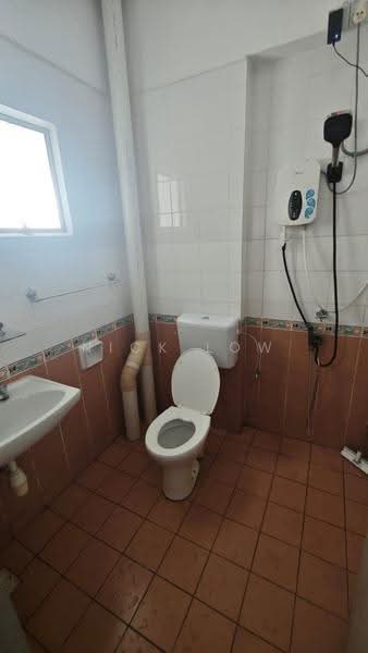 Pangsapuri untuk Disewa di Putri Ria Apartment - Nick Low - Bathroom - PropertyGuru.com.my