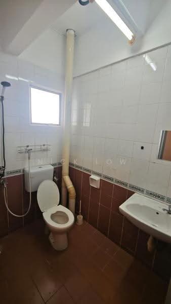 Pangsapuri untuk Disewa di Putri Ria Apartment - Nick Low - Bathroom - PropertyGuru.com.my
