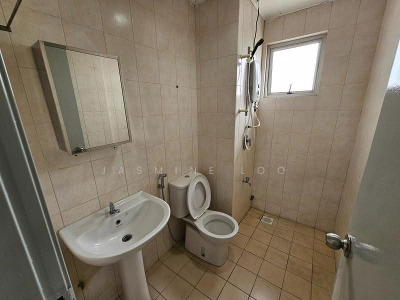 Kediaman Servis untuk Dijual di Millennium Place @ Millennium Square - Jasmine Loo - Bathroom - PropertyGuru.com.my