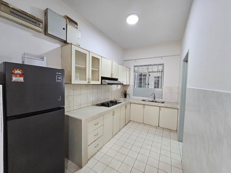 Kediaman Servis untuk Dijual di Millennium Place @ Millennium Square - Jasmine Loo - Kitchen - PropertyGuru.com.my