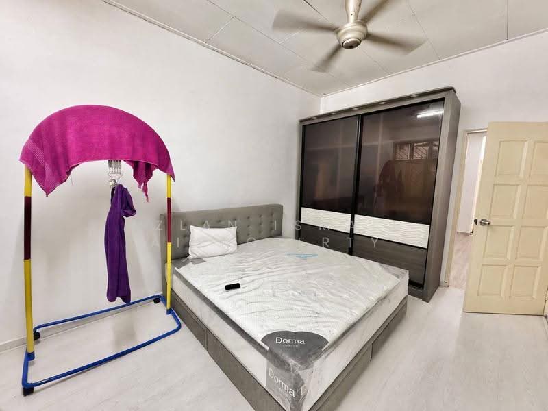 Rumah Teres 1-Tingkat untuk Dijual di Taman Daya (Johor Bahru) - Azlan Ismail aiproperty - Bedroom - PropertyGuru.com.my