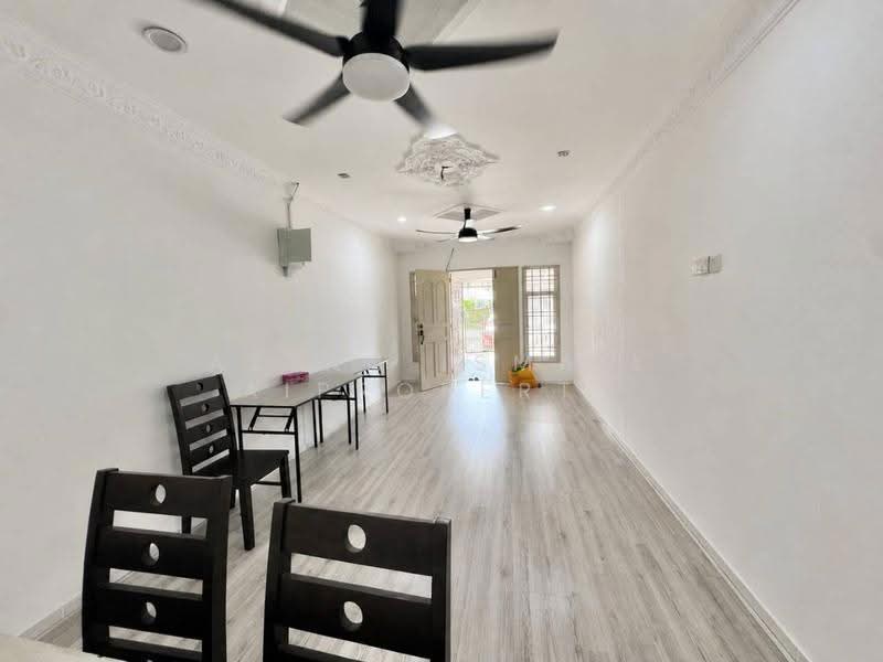 Rumah Teres 1-Tingkat untuk Dijual di Taman Daya (Johor Bahru) - Azlan Ismail aiproperty - Living Room - PropertyGuru.com.my