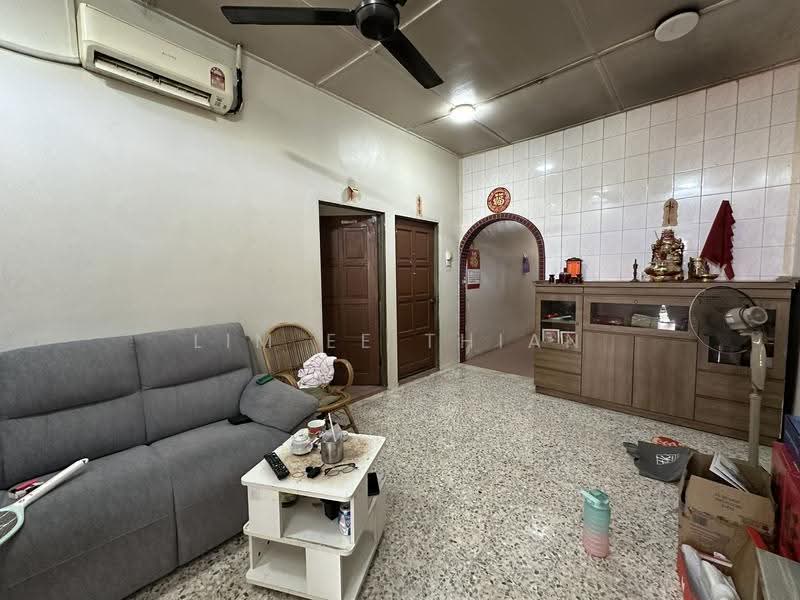 Rumah Teres 1-Tingkat untuk Dijual di Pekan Kapar (Kapar) - Lim Ee Thian - Living Room - PropertyGuru.com.my