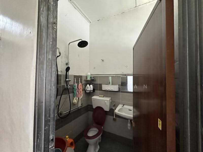 Rumah Teres 1-Tingkat untuk Dijual di Pekan Kapar (Kapar) - Lim Ee Thian - Bathroom - PropertyGuru.com.my
