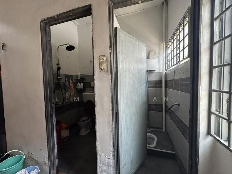 Rumah Teres 1-Tingkat untuk Dijual di Pekan Kapar (Kapar) - Lim Ee Thian - Bathroom - PropertyGuru.com.my