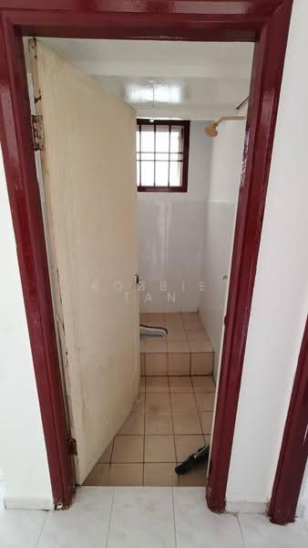 Pangsapuri untuk Dijual di Sri Intan - Robbie Tan - Bathroom - PropertyGuru.com.my