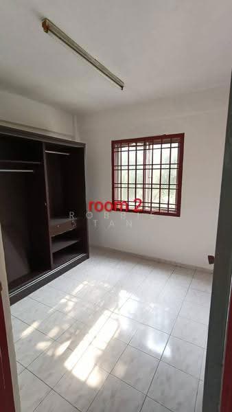 Pangsapuri untuk Dijual di Sri Intan - Robbie Tan - Bedroom - PropertyGuru.com.my