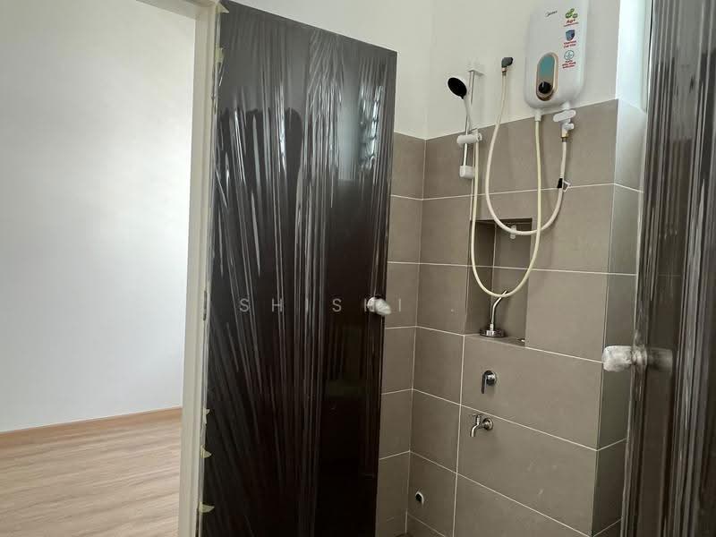 Rumah Teres untuk Disewa di Bandar Putra Kulai (Kulai) - Shishi . - Bathroom - PropertyGuru.com.my