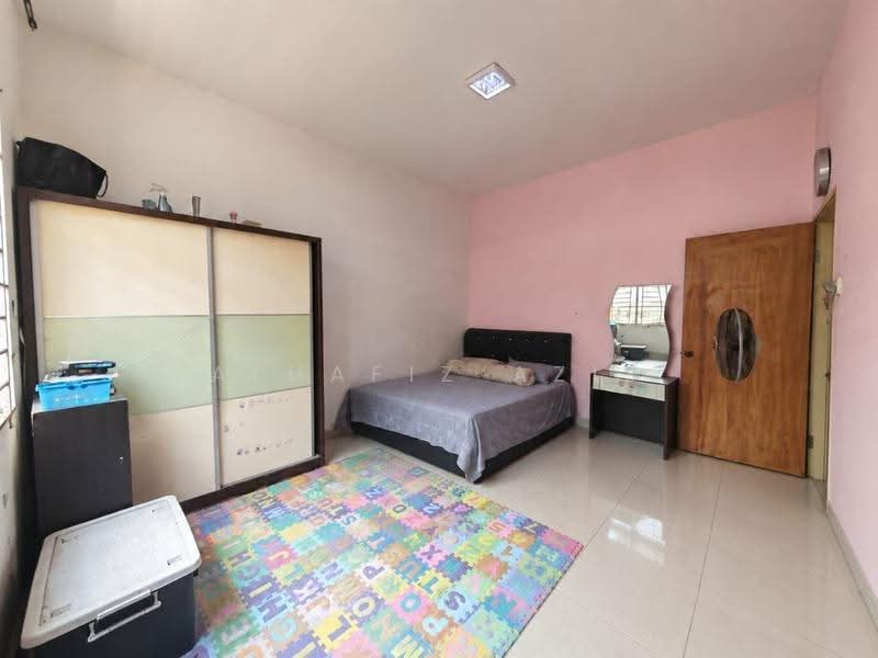Rumah Berkembar untuk Dijual di Taman Saujana (Kluang) - ALHAFIZ AZIS - Bedroom - PropertyGuru.com.my