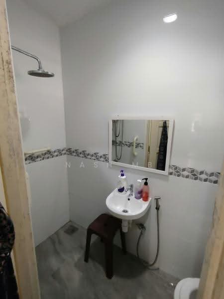 Semi-Detached House for Sale in Taman Kolam Air (Johor Bahru) - NasH MB - Bathroom - PropertyGuru.com.my