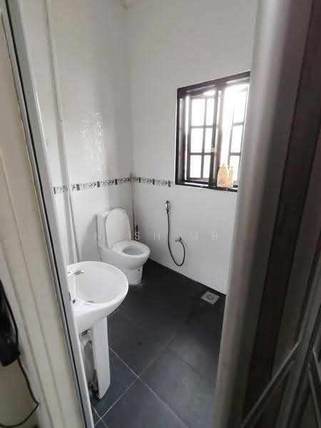 Semi-Detached House for Sale in Taman Kolam Air (Johor Bahru) - NasH MB - Bathroom - PropertyGuru.com.my