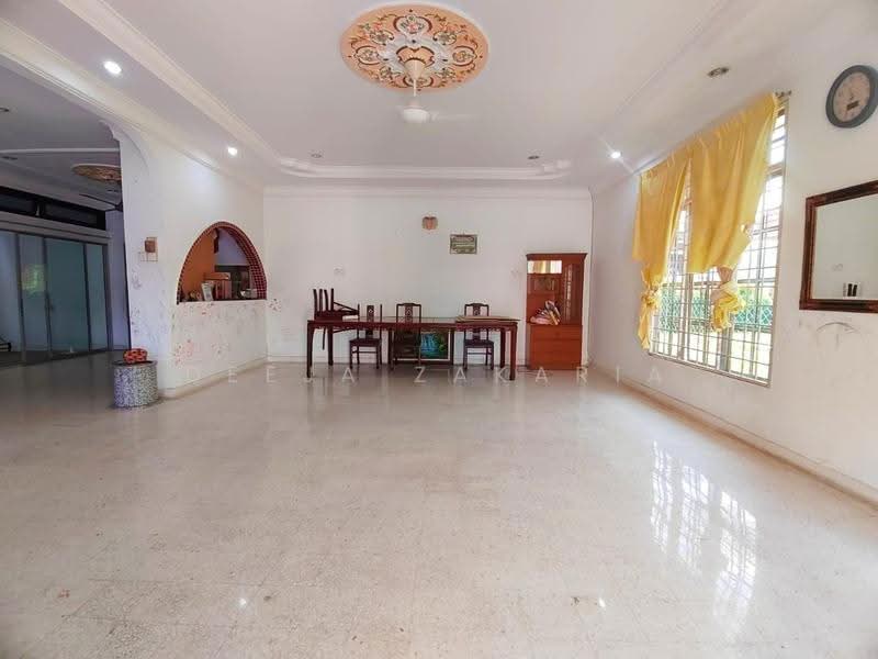 Bungalow House untuk Dijual di Taman Paroi Jaya (Paroi) - Deeja Zakaria - Living Room - PropertyGuru.com.my