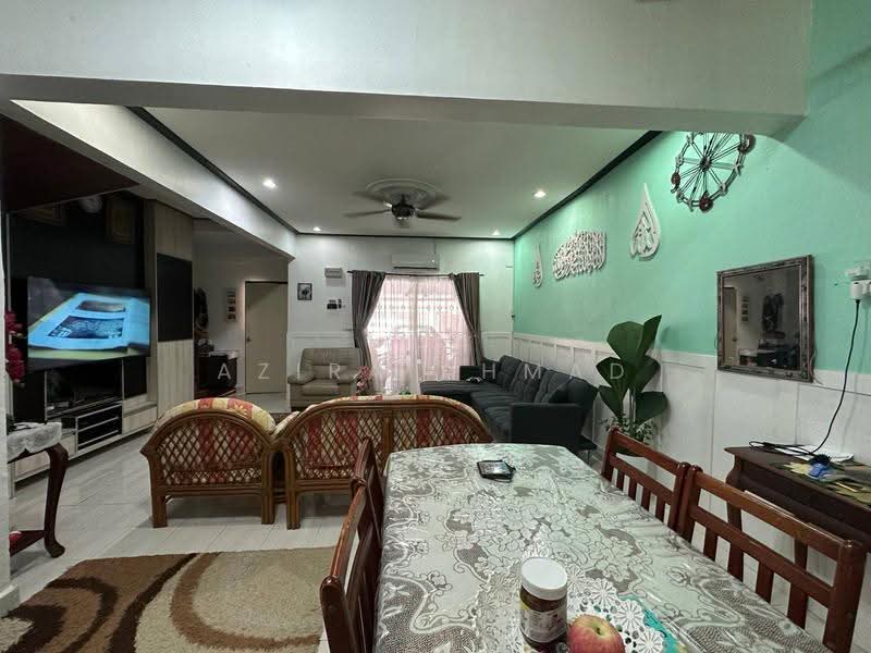 Rumah Teres 2-Tingkat untuk Dijual di Bandar Saujana Putra (Tanjong Duabelas) - Azira Ahmad - Living Room - PropertyGuru.com.my