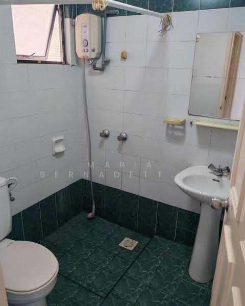 Kondominium untuk Dijual di Cameron Towers - Maria Bernadette Tan - Bathroom - PropertyGuru.com.my