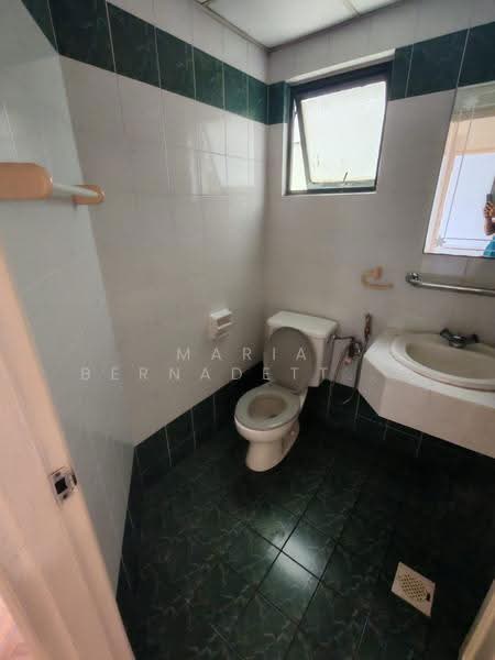 Kondominium untuk Dijual di Cameron Towers - Maria Bernadette Tan - Bathroom - PropertyGuru.com.my