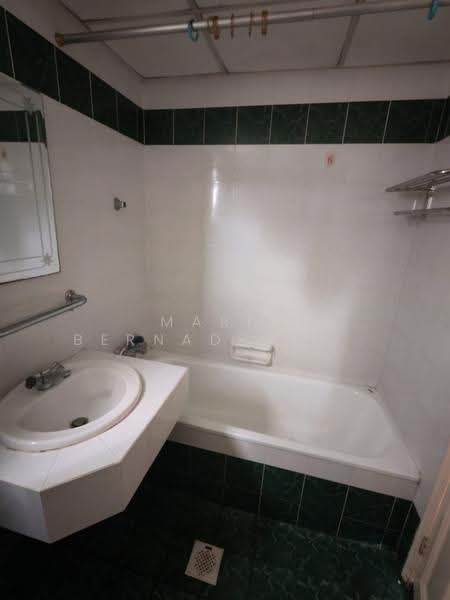 Kondominium untuk Dijual di Cameron Towers - Maria Bernadette Tan - Bathroom - PropertyGuru.com.my