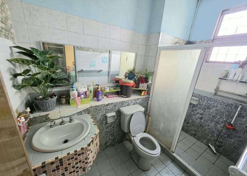2-storey Terraced House for Sale in Usj 17 (Subang Jaya) - Justin Voon - Bathroom - PropertyGuru.com.my