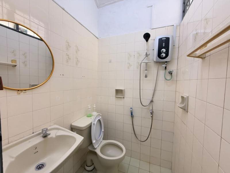 Rumah Teres 1-Tingkat untuk Disewa di Taman Daya (Johor Bahru) - Desmond Lew - Bathroom - PropertyGuru.com.my