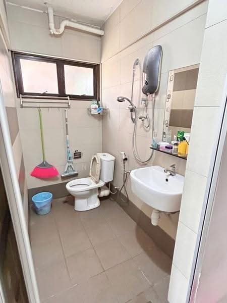 Pangsapuri untuk Disewa di Taman Pekaka Block 31 - Weng Sern - Bathroom - PropertyGuru.com.my