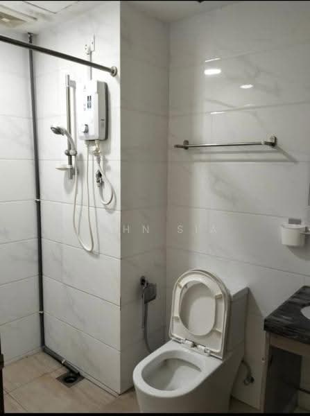 Kediaman Servis untuk Dijual di Country Garden Central Park - John Sia - Bathroom - PropertyGuru.com.my