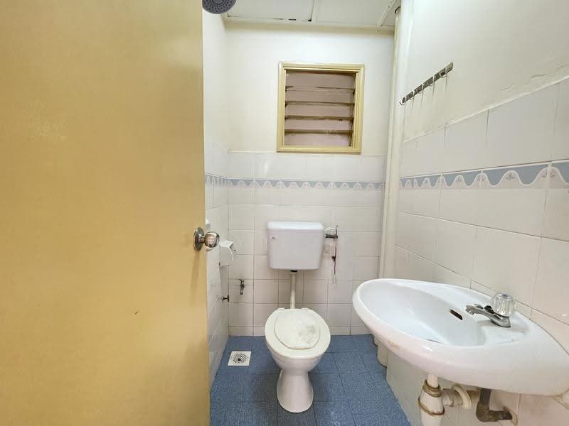 Pangsapuri untuk Dijual di Prima Saujana - MY Loh - Bathroom - PropertyGuru.com.my