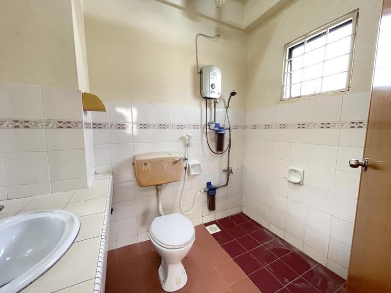 Pangsapuri untuk Dijual di Prima Saujana - MY Loh - Bathroom - PropertyGuru.com.my