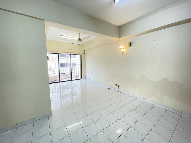 Pangsapuri untuk Dijual di Prima Saujana - MY Loh - Living Room - PropertyGuru.com.my