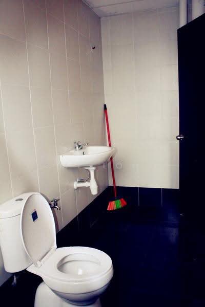 Kediaman Servis untuk Dijual di Amara - MY Loh - Bathroom - PropertyGuru.com.my
