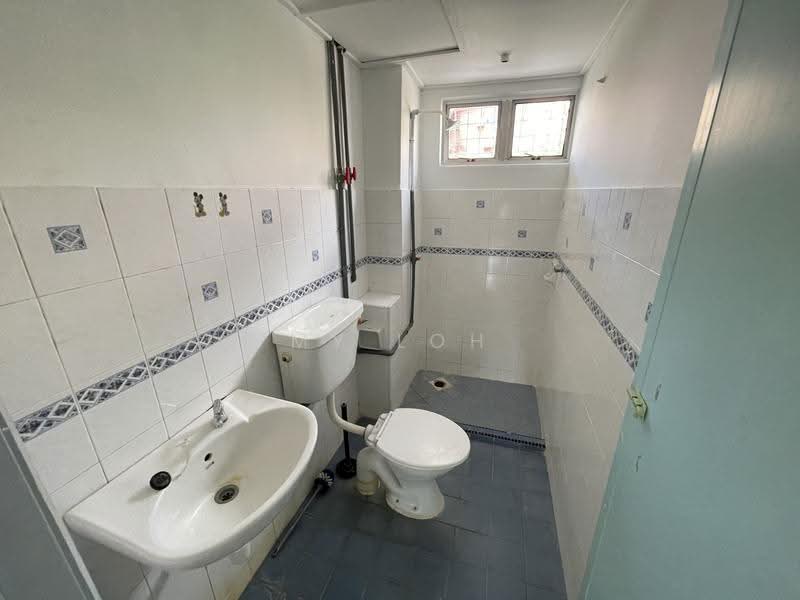 Pangsapuri untuk Dijual di Casa Venicia Apartment - MY Loh - Bathroom - PropertyGuru.com.my