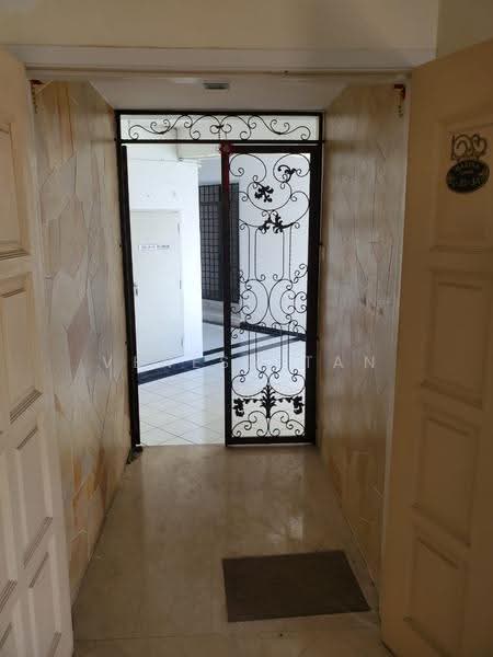 Kondominium untuk Dijual di Marina Tower (Ratu Mutiara) - Venesa Tan - Entrance - PropertyGuru.com.my
